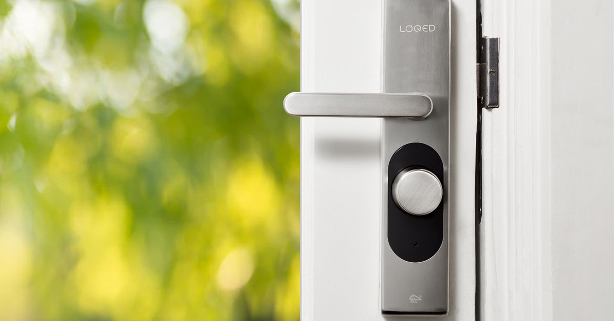 locksmith hands door — Andersonville Chicago Locksmith